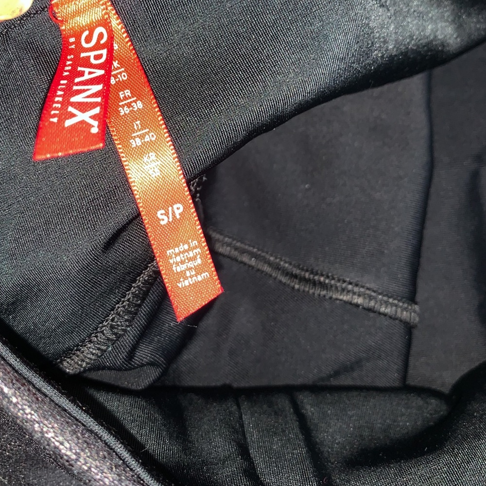 ⭐️⭐️SOLD⭐️⭐️Spanx Black Quilted Faux Leather Leggings S - Picture 10 of 11